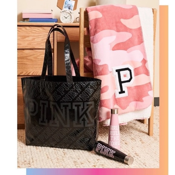 VS Pink pink Camo Sherpa Blanket new! - Picture 2 of 4